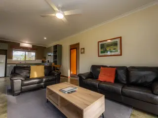 Echidna Cottage lounge